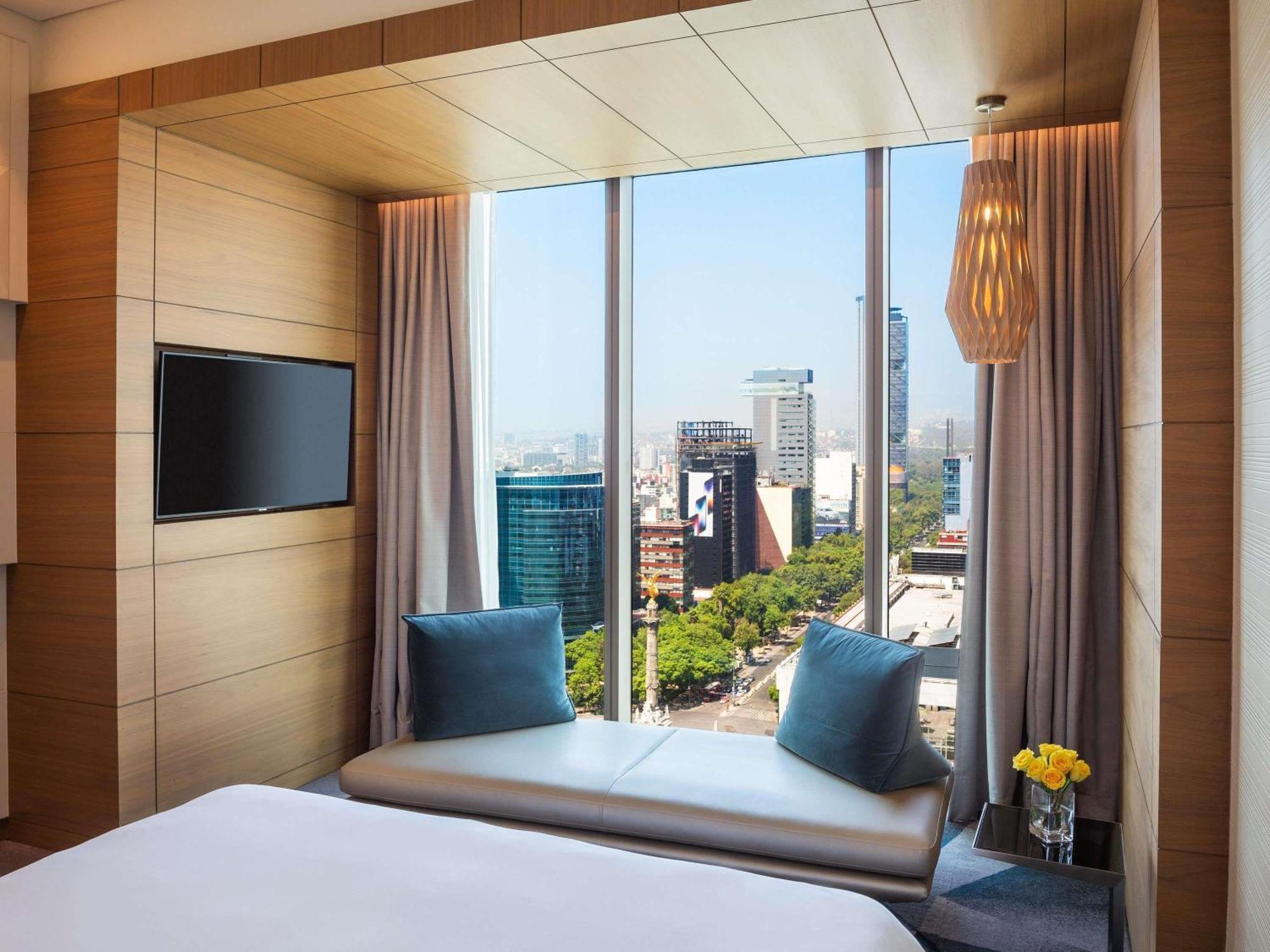Superior King Room with View