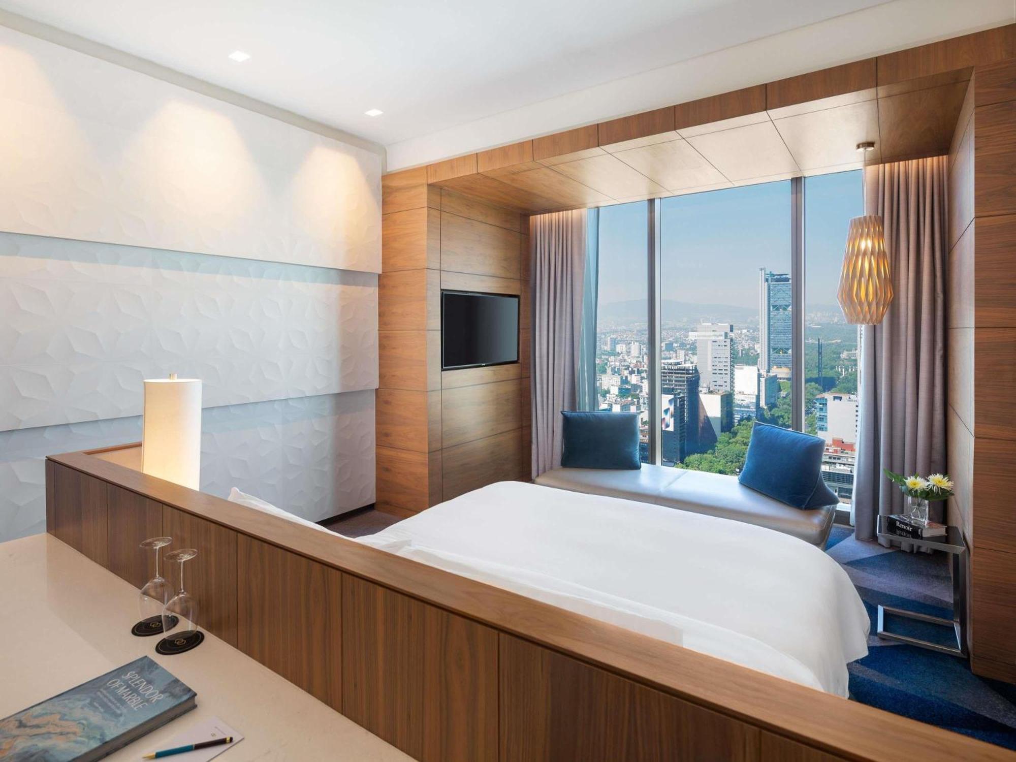 Luxury King Room with City View